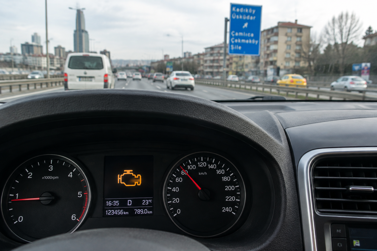 Motor Arıza Lambası Yolda Yanarsa: 7 Güvenli ve Kritik Adım