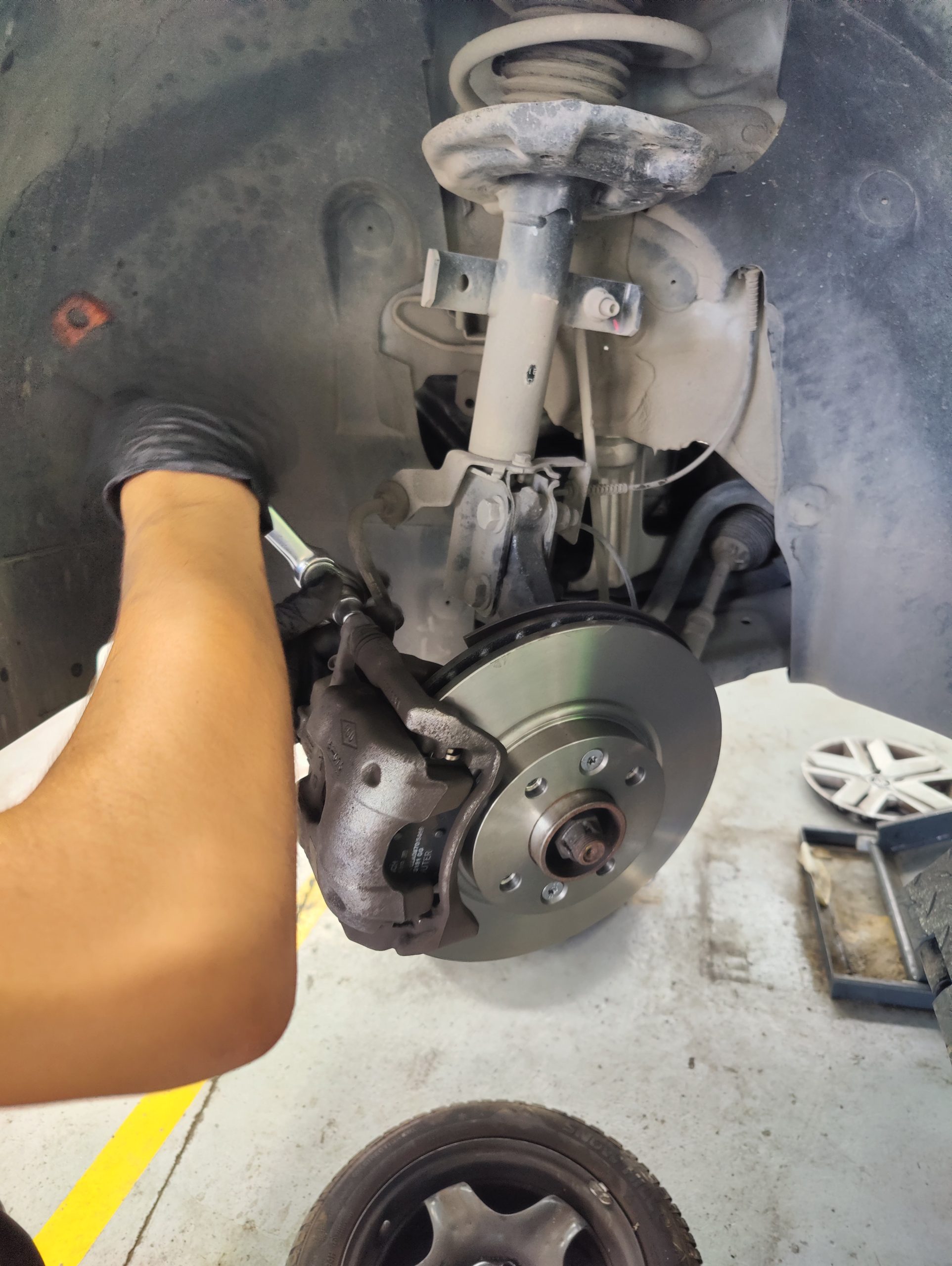 Mirsan Otomotiv Bosch Car Service bünyesinde, profesyonel ekipmanla gerçekleştirilen detaylı disk fren ve balata ölçümü ve kalite kontrolü